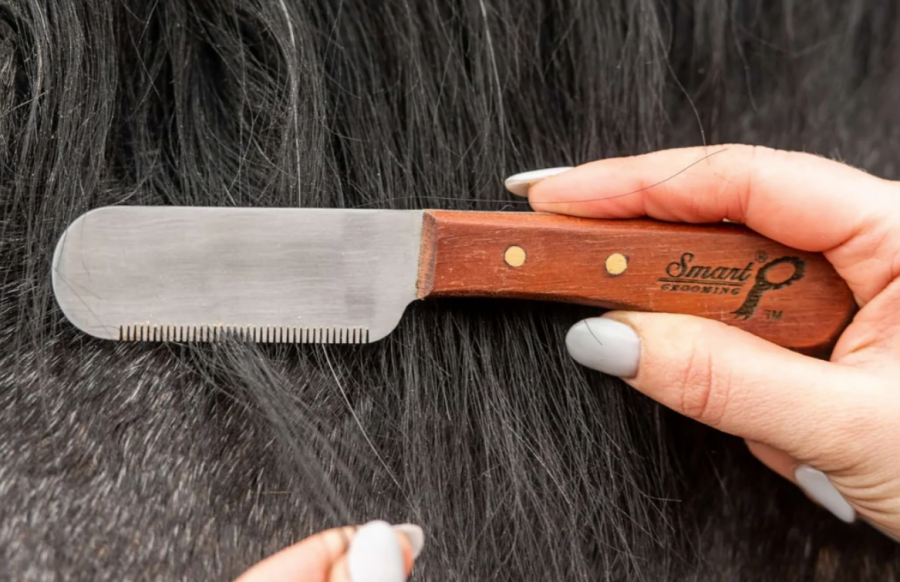 Pictured is the Smart Grooming Pro Levelling Knife being used on a horse's mane